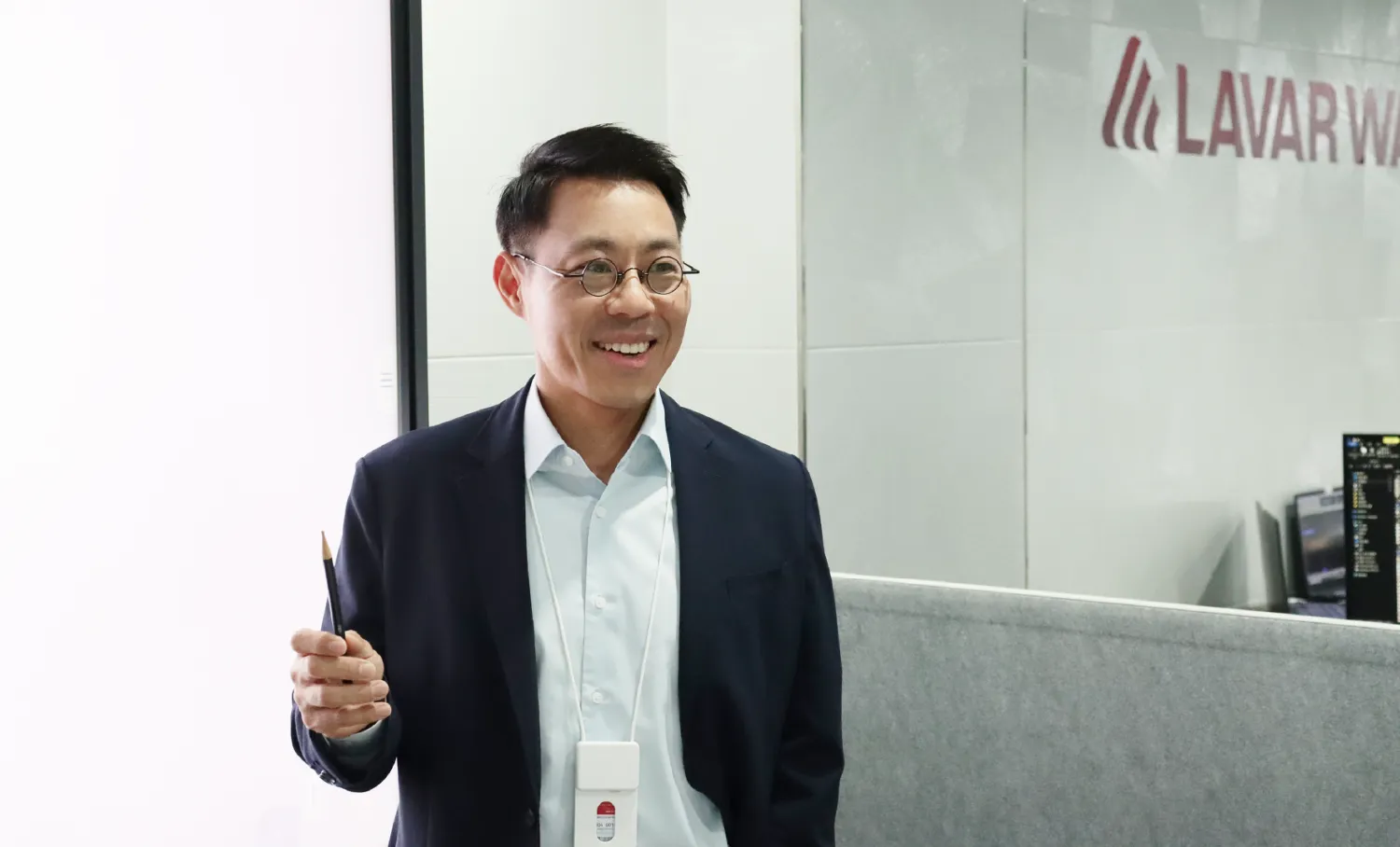 회의실에서 PT중인 재무혁신실장, 잡인터뷰, 팀 라바